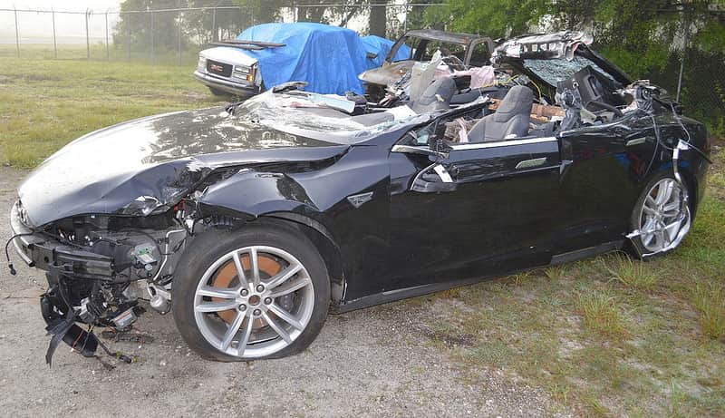 «Тесла» после аварии с грузовиком в 2016 году